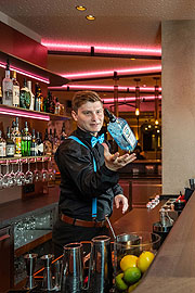 Barkeeper mixt ausgefallene Cocktails @ Das Adler Inn Tyrol Mountain Resort in Hintertux ©Foto: Lorenz Masser - Das Adler Inn Tyrol Mountain Resort)